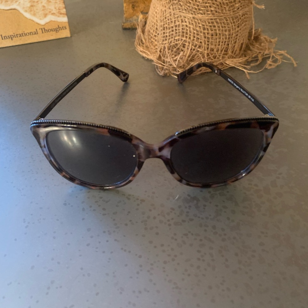 Sofia Vergara X Foster Grant, Women’s NSO720 Margarita Segmented Sun readers.